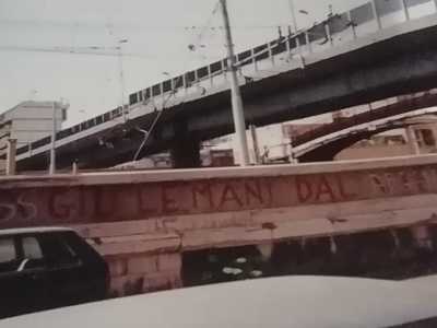 Recita �Gi� le mani dal Vietnam� e si trova all�inizio di via Dieta di Bari, strada del rione Madonnella che si affaccia sui binari (foto di Michele Buonvino)